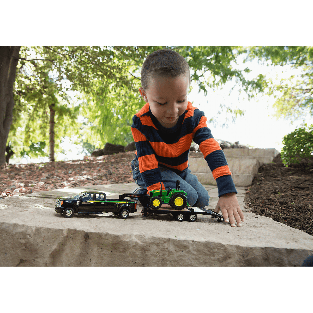 John Deere ERTL Ford F350 Pickup and Tractor Toy Set - 1:32 Scale